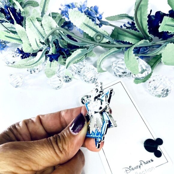 Disney Olaf Trading Pin Frozen Friendship Snowman Sven Reindeer Lapel Pin Badge - Picture 4 of 8